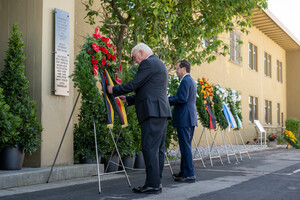 Bundespräsident Frank-Walter Steinmeier und der israelische Staatspräsident Jitzchak Herzog bei der Kranzniederlegung am Alten Tower zwei Männer mit gesenkten Köpfen vor Blumenkränzen