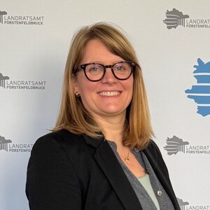 Dr. Hannah Maischein vor Pressewand mit Landratsamt-Logo