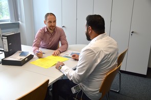 Beratungsgespräch mit zwei Persone im Ausländerreferat
