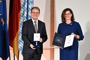 Foto, links ein Mann, rechts eine Frau