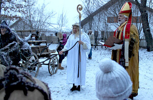 Heiliger Nikolaus mit Mitra liest aus Buch